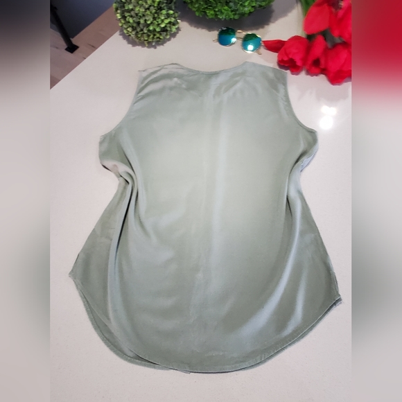 HALSTON Jolie haut sans manche avec boutons vert sauge - Picture 5 of 6